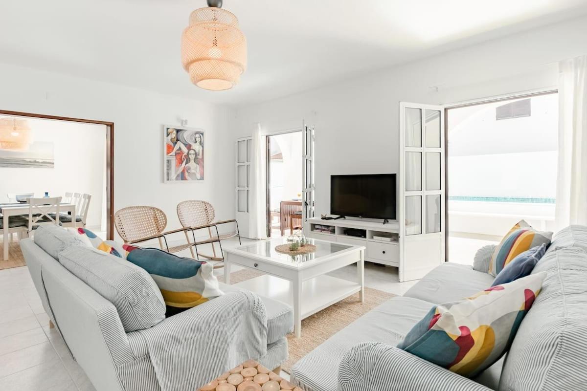 Beachfront Villa With Private Pool In Manta Rota วิลา โนวา เด คาเซลา ภายนอก รูปภาพ
