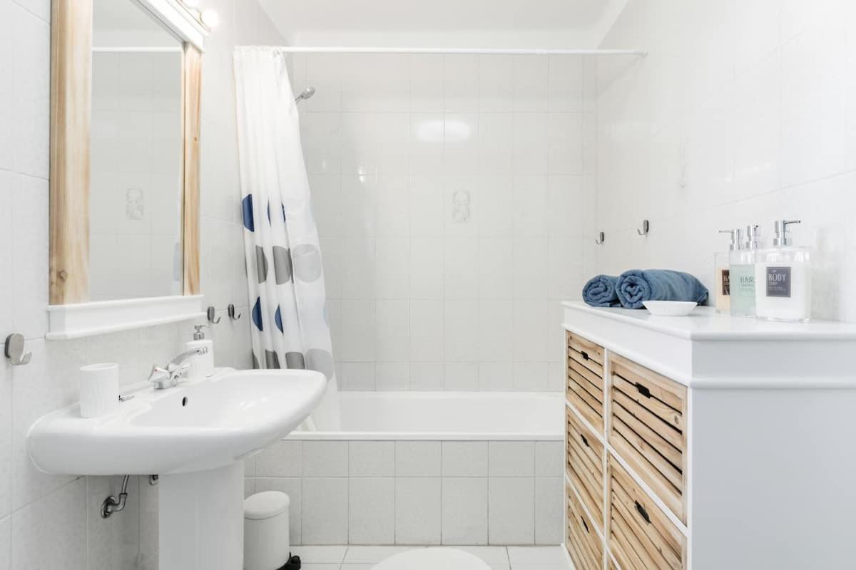 Beachfront Villa With Private Pool In Manta Rota วิลา โนวา เด คาเซลา ภายนอก รูปภาพ