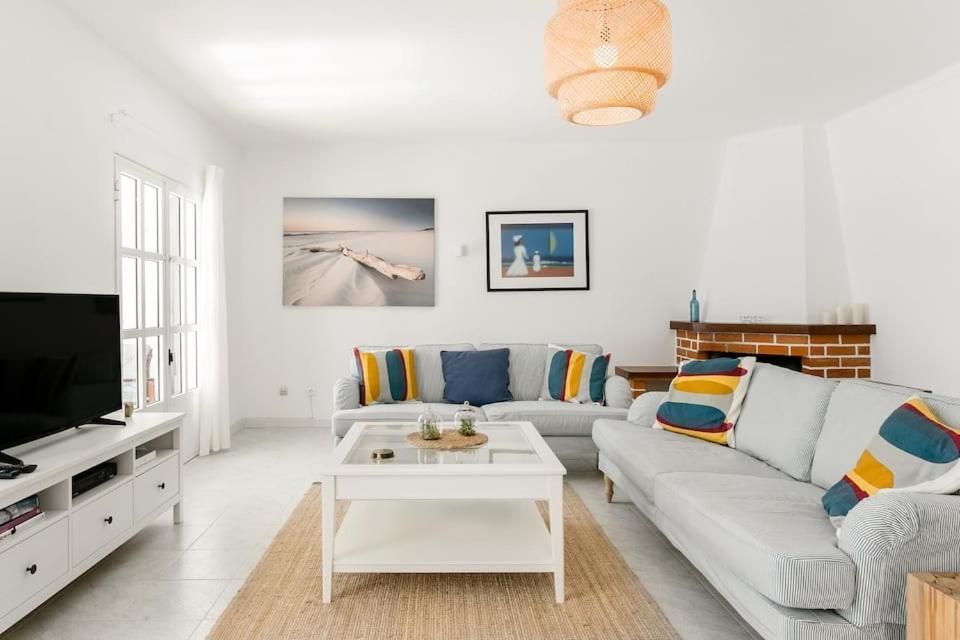 Beachfront Villa With Private Pool In Manta Rota วิลา โนวา เด คาเซลา ภายนอก รูปภาพ